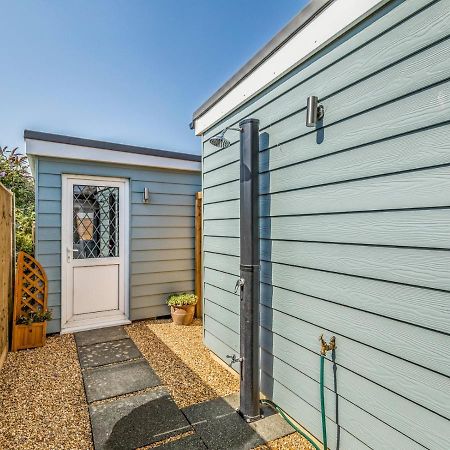 Pass The Keys Charming Chalet A Stones Throw From The Beach Chichester Exteriér fotografie