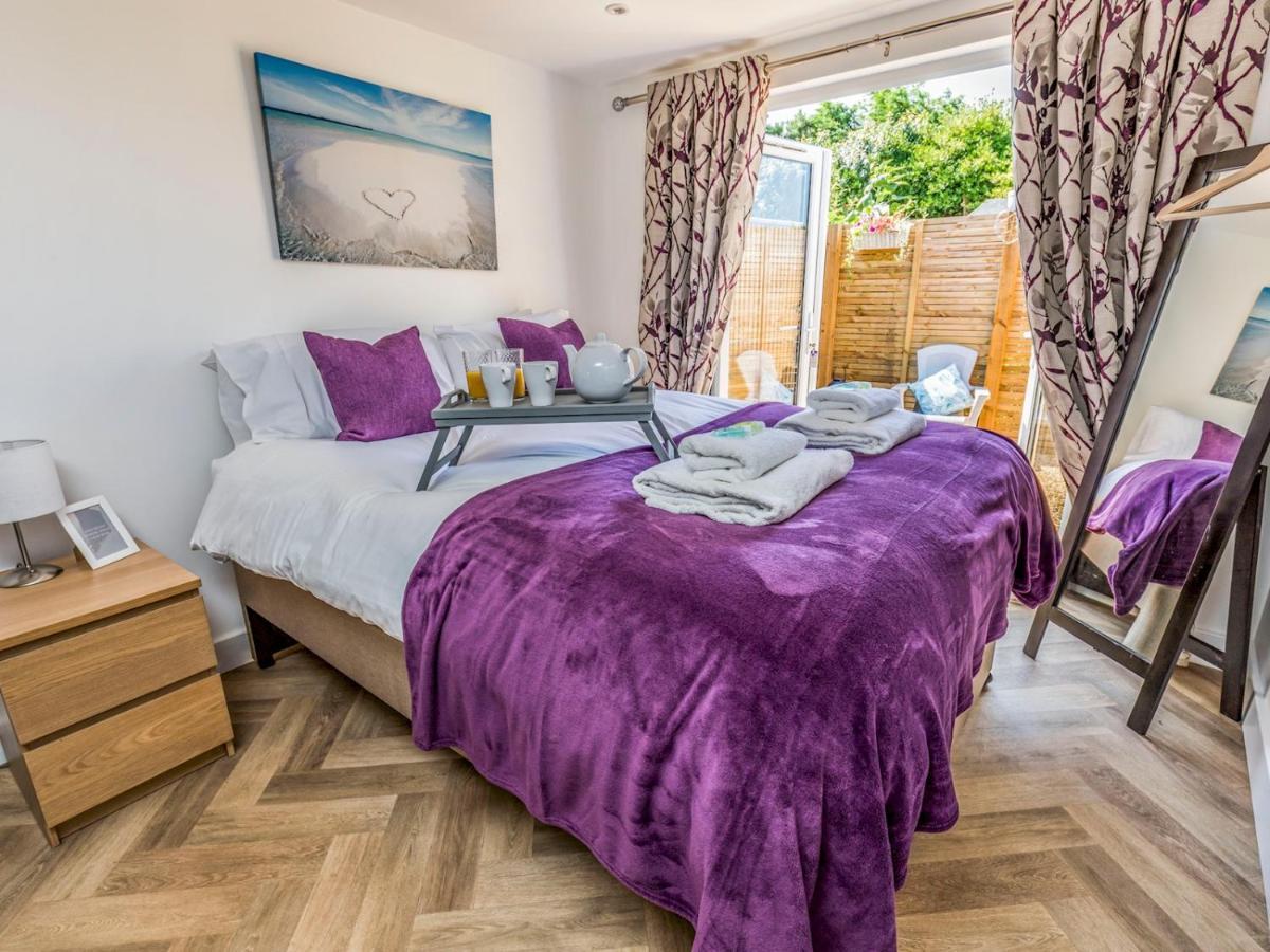Pass The Keys Charming Chalet A Stones Throw From The Beach Chichester Exteriér fotografie