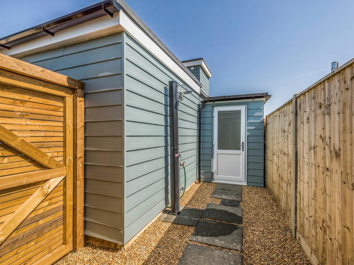 Pass The Keys Charming Chalet A Stones Throw From The Beach Chichester Exteriér fotografie