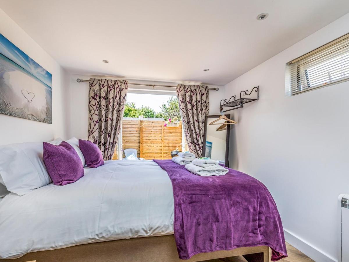 Pass The Keys Charming Chalet A Stones Throw From The Beach Chichester Exteriér fotografie