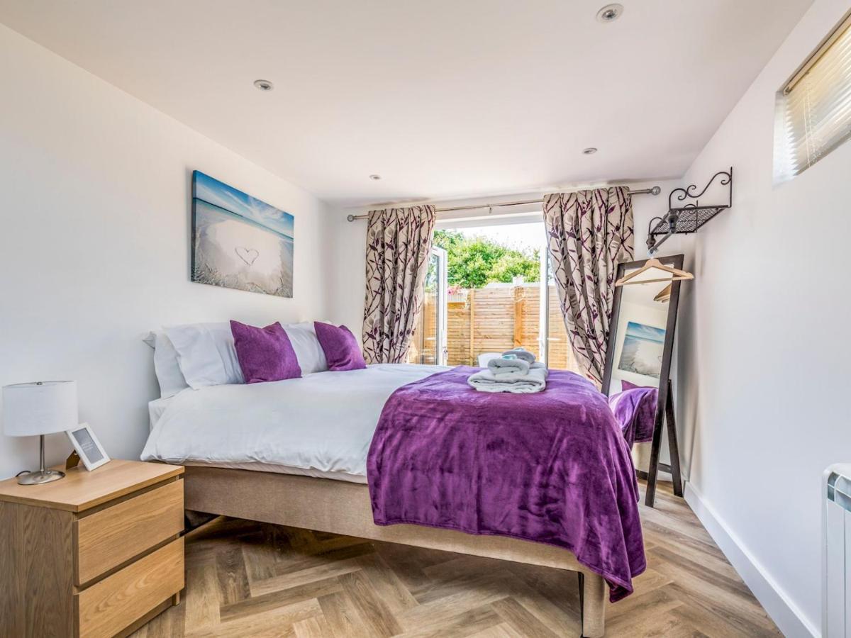 Pass The Keys Charming Chalet A Stones Throw From The Beach Chichester Exteriér fotografie