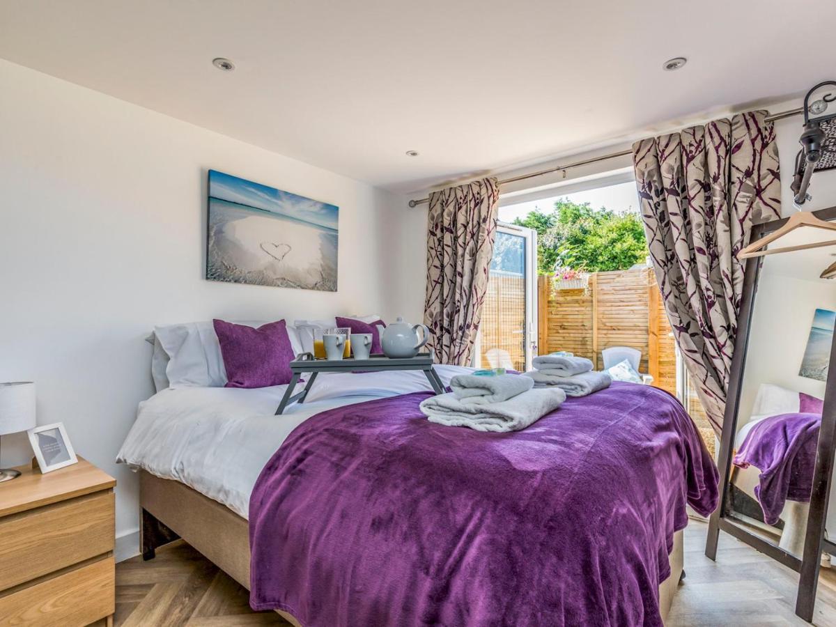 Pass The Keys Charming Chalet A Stones Throw From The Beach Chichester Exteriér fotografie