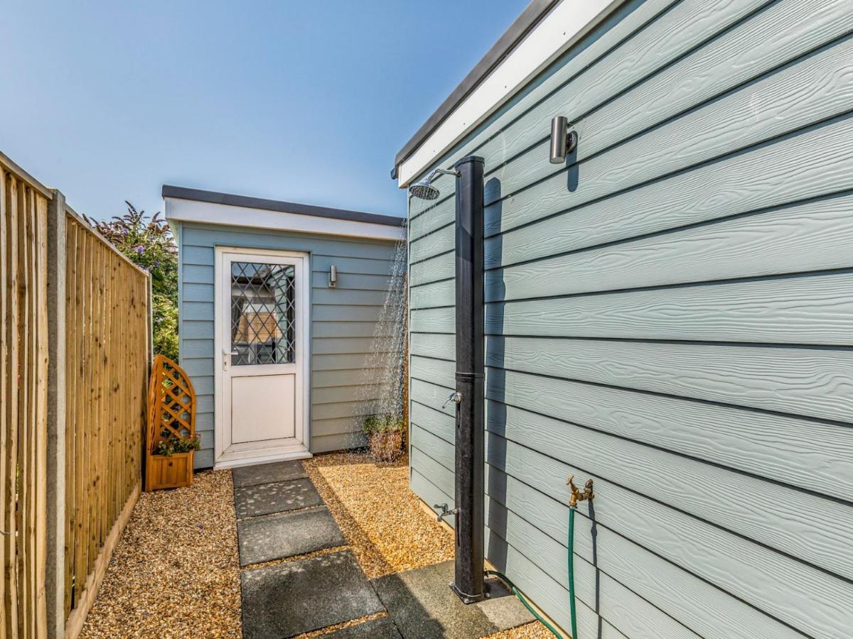 Pass The Keys Charming Chalet A Stones Throw From The Beach Chichester Exteriér fotografie