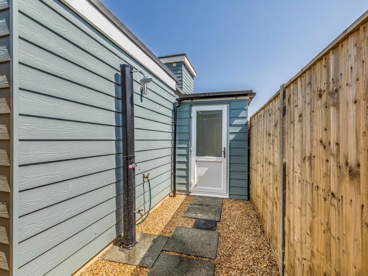 Pass The Keys Charming Chalet A Stones Throw From The Beach Chichester Exteriér fotografie