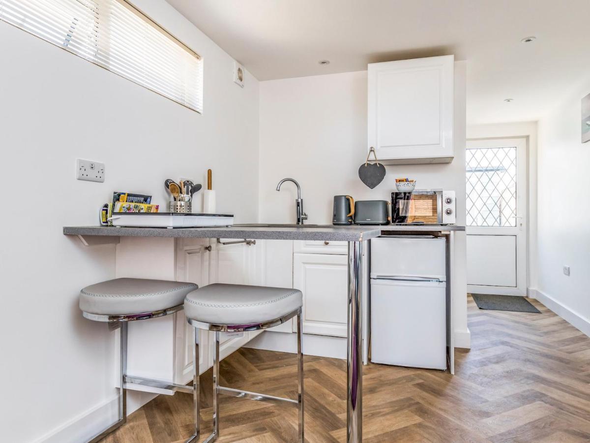 Pass The Keys Charming Chalet A Stones Throw From The Beach Chichester Exteriér fotografie