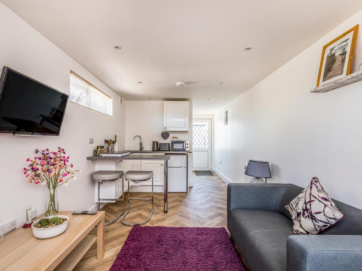Pass The Keys Charming Chalet A Stones Throw From The Beach Chichester Exteriér fotografie