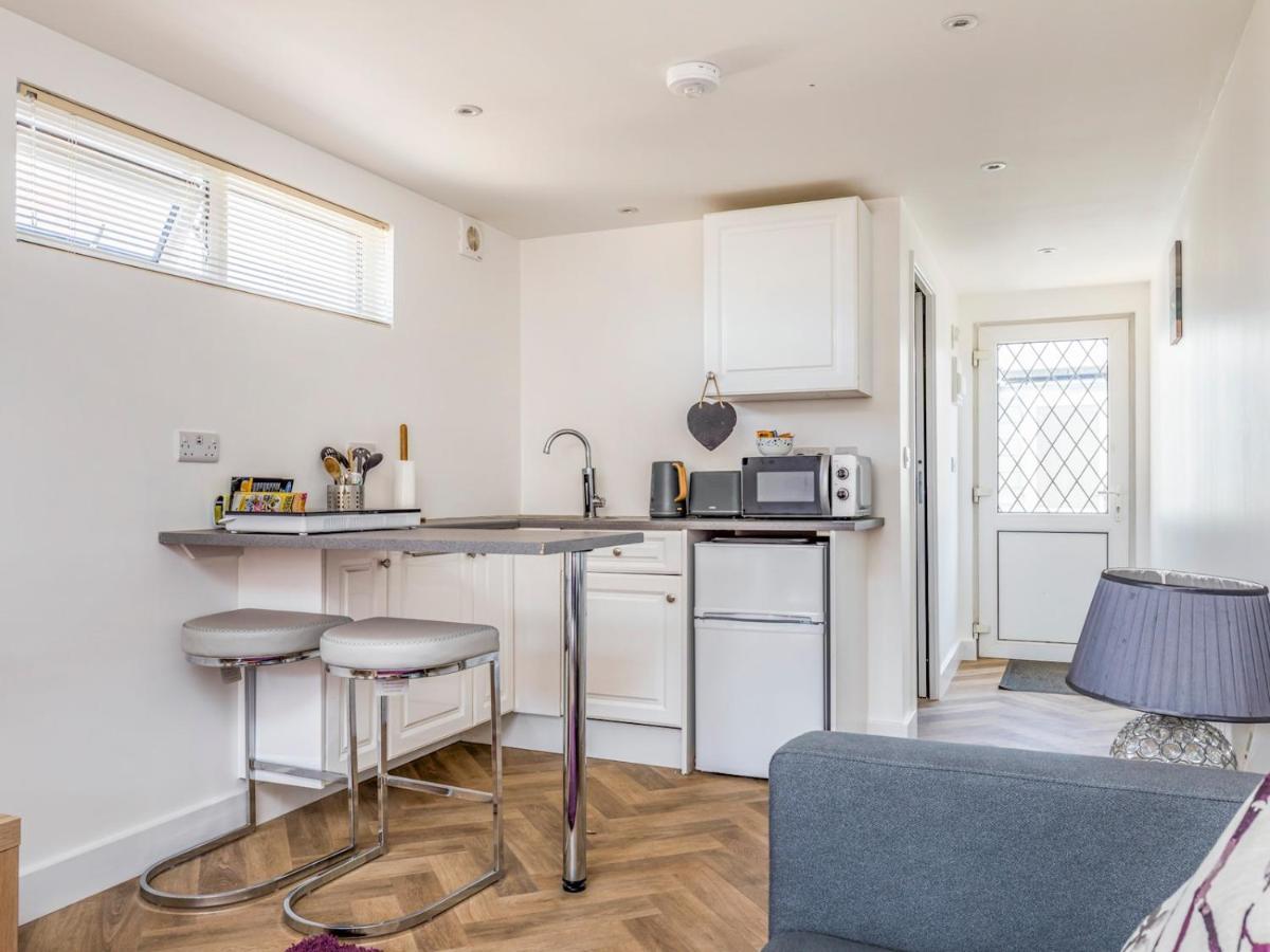 Pass The Keys Charming Chalet A Stones Throw From The Beach Chichester Exteriér fotografie