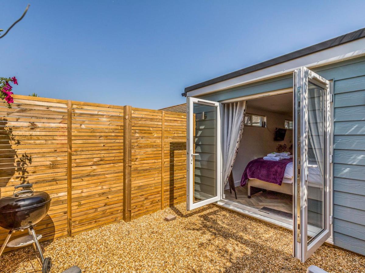 Pass The Keys Charming Chalet A Stones Throw From The Beach Chichester Exteriér fotografie