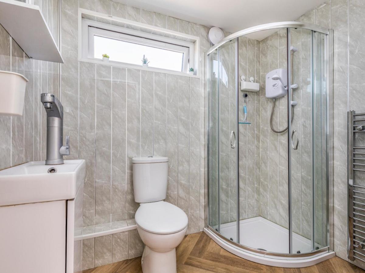 Pass The Keys Charming Chalet A Stones Throw From The Beach Chichester Exteriér fotografie