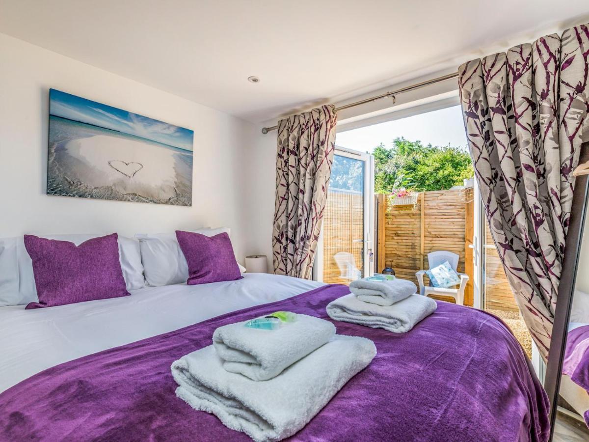Pass The Keys Charming Chalet A Stones Throw From The Beach Chichester Exteriér fotografie