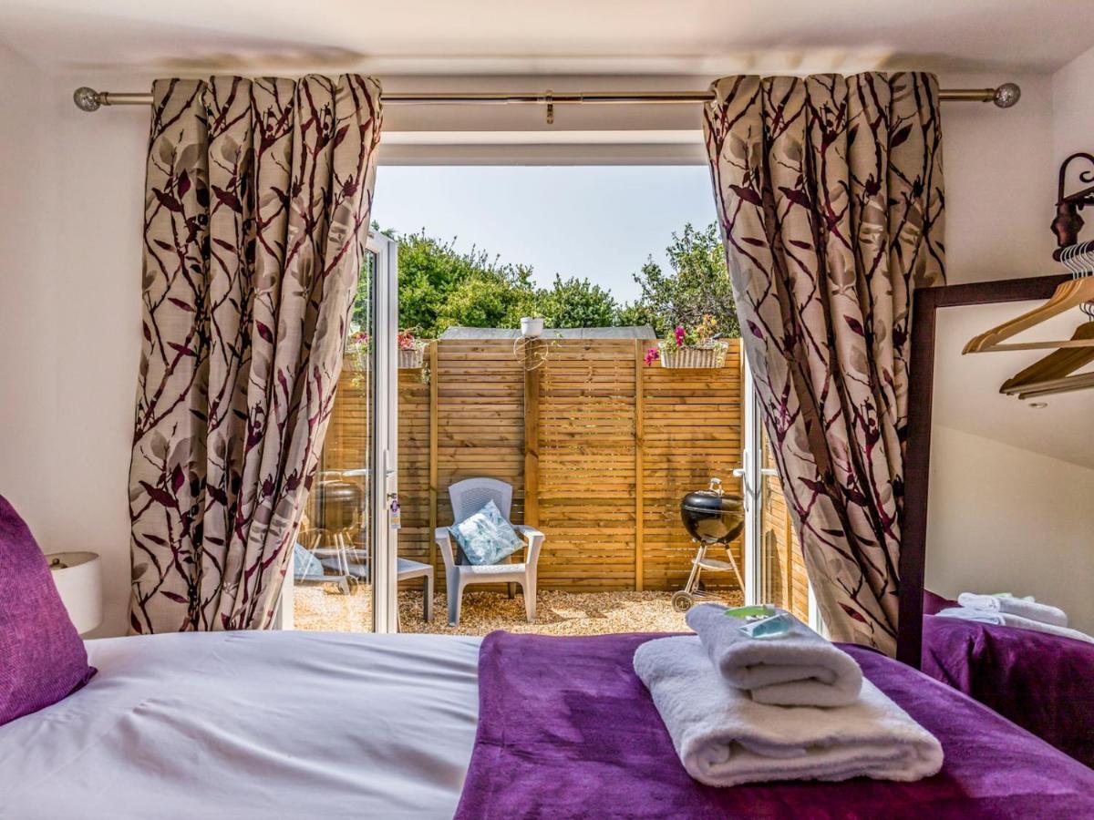 Pass The Keys Charming Chalet A Stones Throw From The Beach Chichester Exteriér fotografie