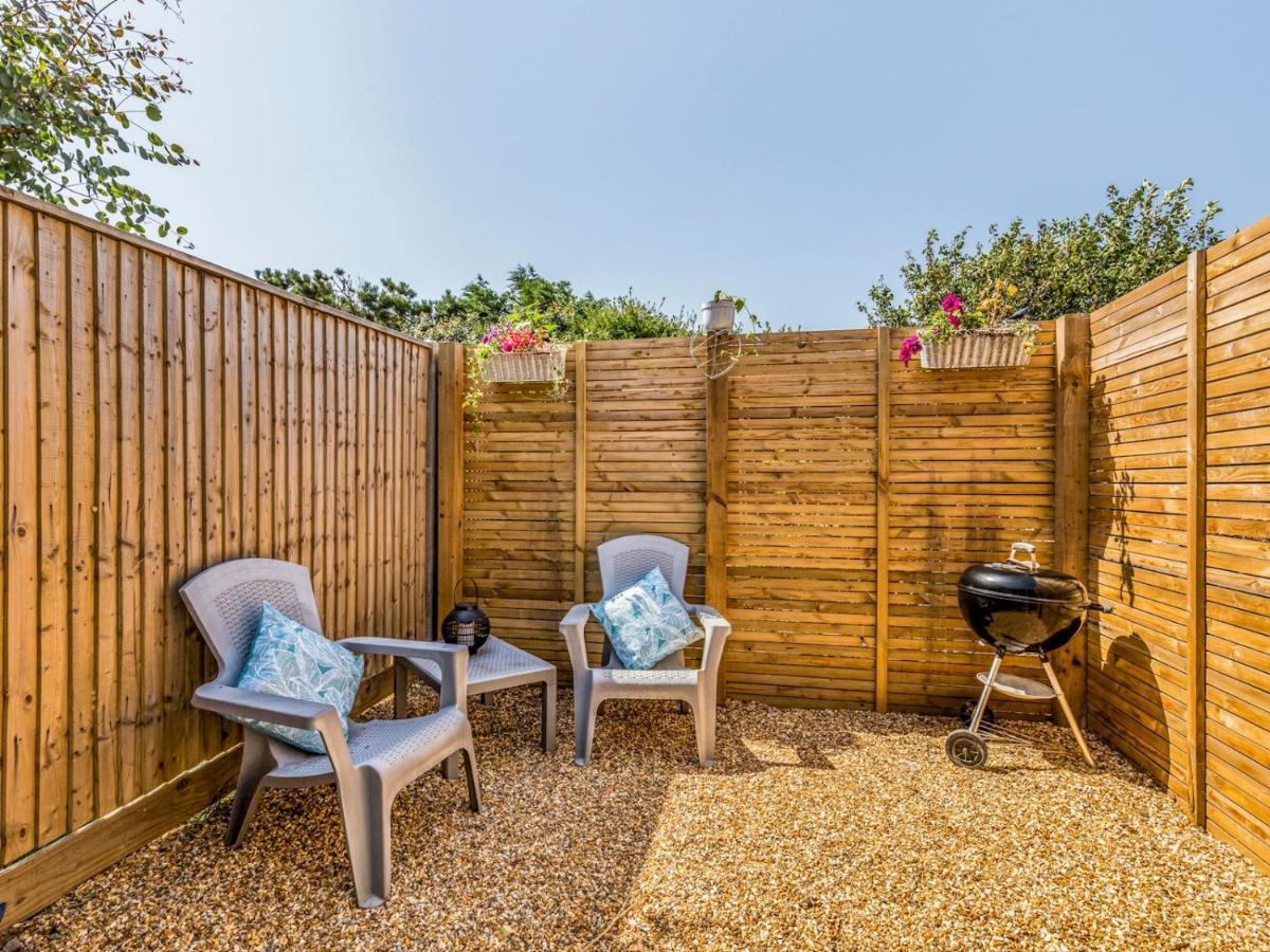 Pass The Keys Charming Chalet A Stones Throw From The Beach Chichester Exteriér fotografie