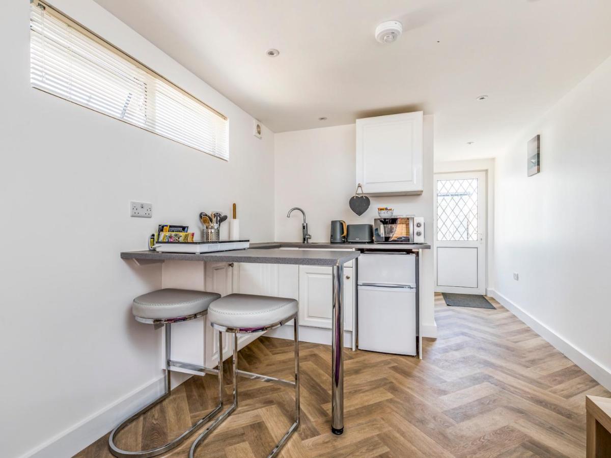 Pass The Keys Charming Chalet A Stones Throw From The Beach Chichester Exteriér fotografie
